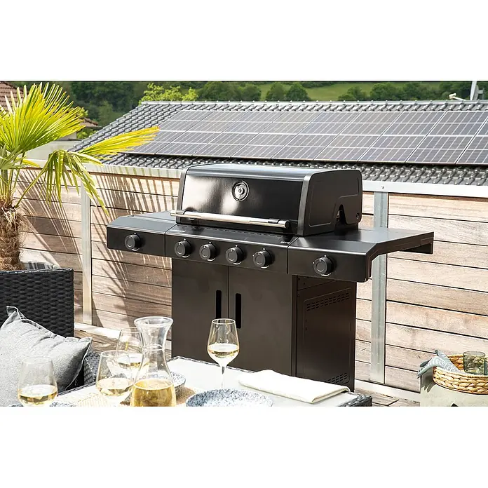 Outdoorchef Gasgrill Heat C435 - Grillfläche (B x T): 68 x 48 cm, 12,4 kW, Anzahl Brenner: 4 Stk. - Schwarzer Gasgrill mit Bedienelementen und Seitenablagen auf einer sonnigen Terrasse, bereit für Mahlzeiten im Freien.