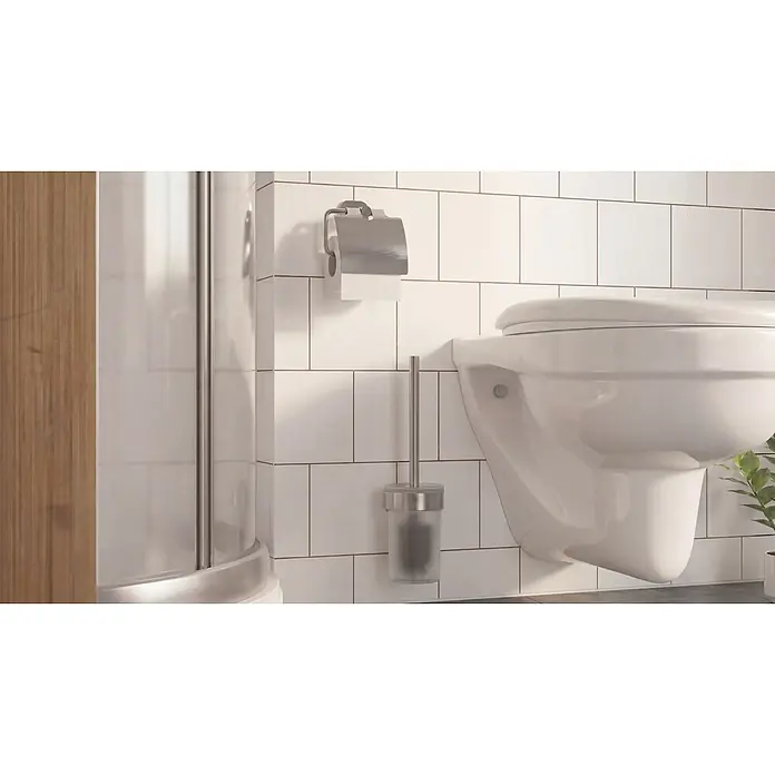 Venus WC-Bürstengarnitur Prag - Edelstahl, Edelstahl - Wandhängende weiße Toilette, silberner Toilettenpapierhalter und eine silberne Toilettenbürste in einem modernen Badezimmer.