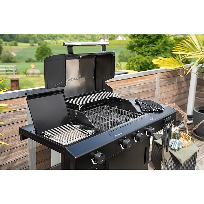Outdoorchef Gasgrill Heat C335 - Grillfläche (B x T): 56 x 48 cm, 10,5 kW, Anzahl Brenner: 3 Stk. - Schwarzer Outdoorchef Gasgrill mit offenem Deckel und Seitenbrenner auf einem Holzbalkon.