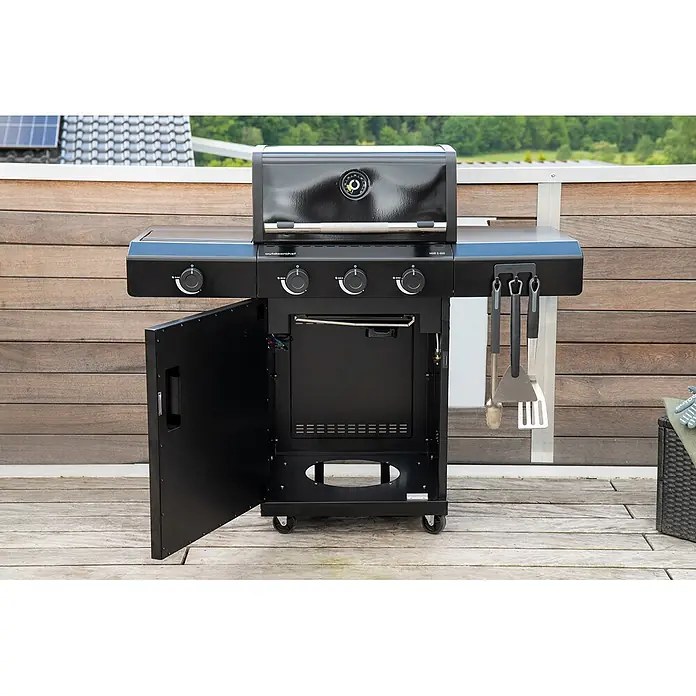 Outdoorchef Gasgrill Heat C335 - Grillfläche (B x T): 56 x 48 cm, 10,5 kW, Anzahl Brenner: 3 Stk. - Schwarzer Gasgrill mit offener Schranktür auf einer Holzterrasse, zeigt Innenstauraum und hängende Grillwerkzeuge.