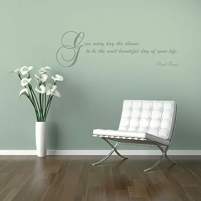 Komar Dekosticker Mark Twain - Beautiful - Silber, 100 x 70 cm - Eine elegante Inneneinrichtung mit einem Barcelona-Sessel, einem schlanken weißen Vasen-Blumenarrangement und inspirierenden Wandaufklebern.