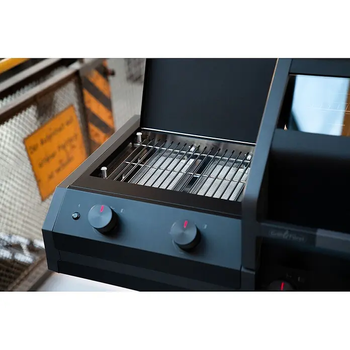 Grillfürst Gasgrill Independence P530G Smart - Grillfläche (B x T): 72 x 41,5 cm, 13 kW, Anzahl Brenner: 5 Stk. - Ein moderner schwarzer Grill mit Edelstahlrosten über zwei Keramikbrennern und zwei roten Bedienknöpfen.