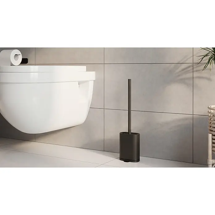 Camargue Antwerpen WC-Bürstengarnitur - Edelstahl, Schwarz, Form: Oval - Eine elegante schwarze Toilettenbürste mit Halter steht neben einer modernen Wandtoilette im Bad.