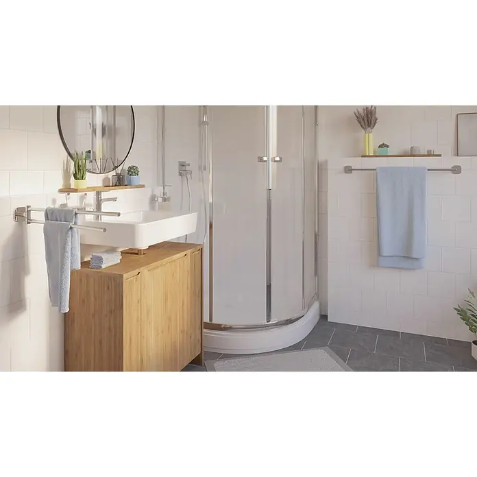 Venus Seifenspender Prag - Edelstahl, Chrom - Helles, modernes Badezimmer mit Holzwaschtisch, weißem Waschbecken, Glasduschkabine und hellblauen Handtüchern.