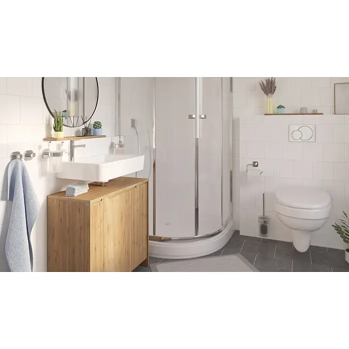 Venus Seifenspender Prag - Edelstahl, Chrom - Modernes Badezimmer mit weißen Fliesen, einem Waschtisch aus Holz, einer Duschkabine und einer Toilette, das einen sauberen und funktionalen Raum bildet.