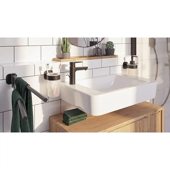 Venus Seifenspender Prag - Edelstahl, Schwarz - Modernes Badezimmer mit weißem Waschbecken, schwarzem Wasserhahn und passendem Zubehör auf Holzschrank.