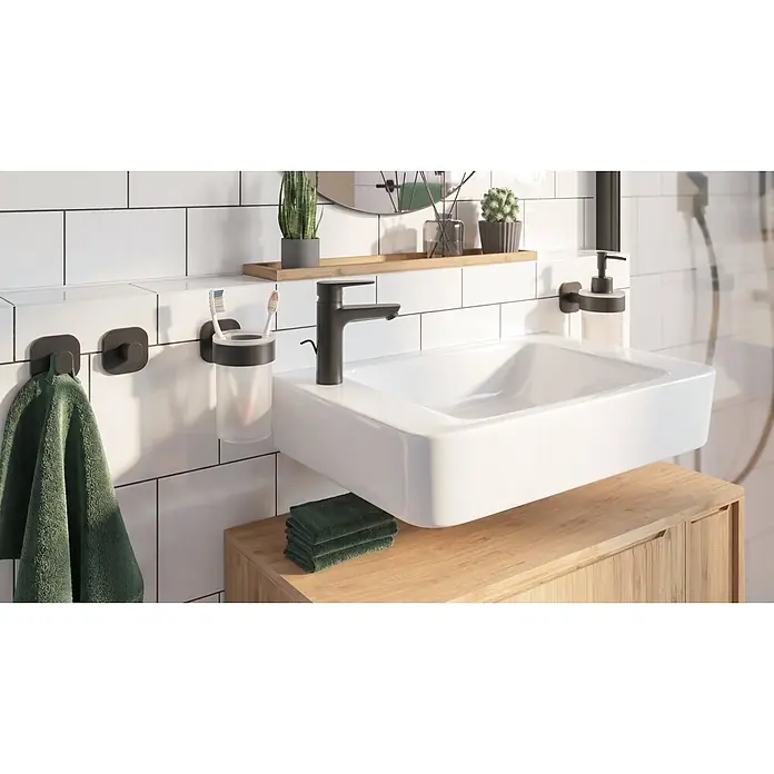 Venus Seifenspender Prag - Edelstahl, Schwarz - Modernes Badezimmer mit weißem Waschbecken, schwarzem Wasserhahn und passenden schwarzen Wandaccessoires für Handtücher, Zahnbürsten und Seife.