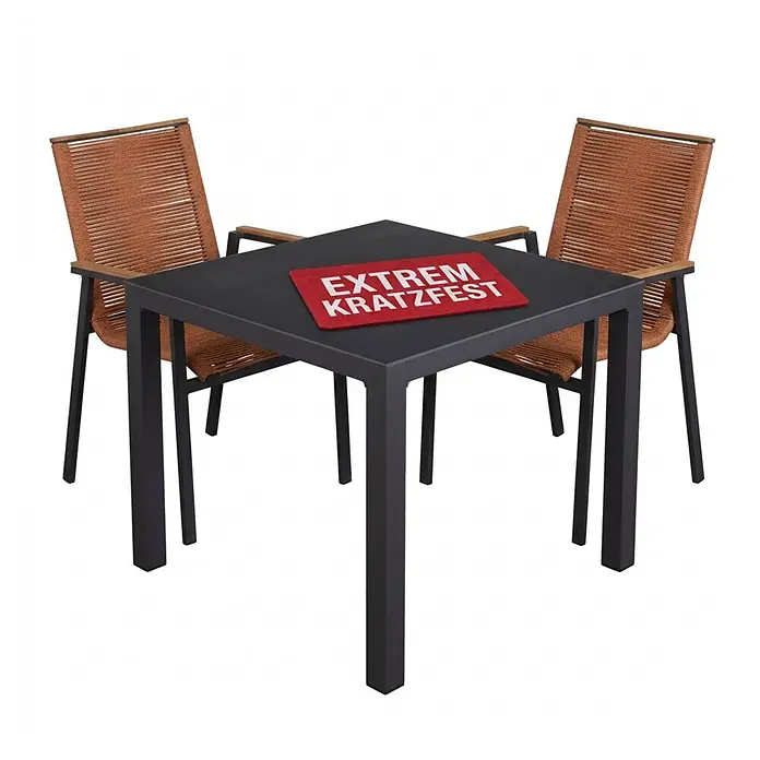 Bene Living Gartentisch-Set Merida + Hocker mit Tisch Tarifa - Gesamtumfang: 8 -tlg., Aluminium pulverbeschichtet, Textilene, Keramik, Ausziehbar - Quadratischer, anthrazitfarbener Gartentisch mit zwei Stühlen. Die Tischplatte ist extrem kratzfest, die Stühle haben braun geflochtene Rückenlehnen und Armlehnen aus Holz.