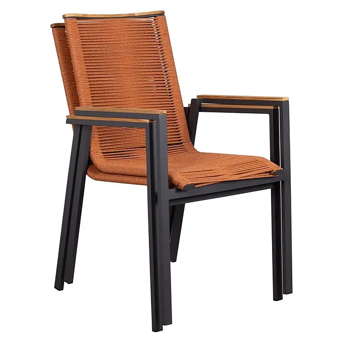 Bene Living Gartentisch-Set Merida + Hocker mit Tisch Tarifa - Gesamtumfang: 8 -tlg., Aluminium pulverbeschichtet, Textilene, Keramik, Ausziehbar - Zwei gestapelte Outdoor-Stühle mit orangefarbenen Seilsitzen/-lehnen, dunklem Metallrahmen und Holzarmlehnen.