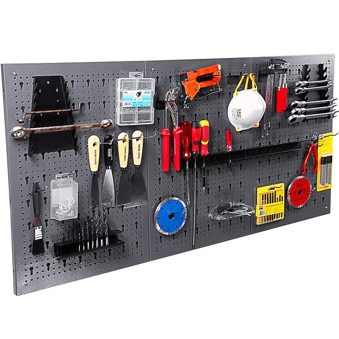Ondis24 Werkbank-Set - L x B: 240 x 60 cm, Arbeitshöhe: 850 mm, Metall - Graue Metall-Lochwand mit diversen Werkzeugen: Schraubenschlüssel, Schraubendreher, Bohrer, Spachteln, Sicherheitsmaske und Aufbewahrungsboxen.