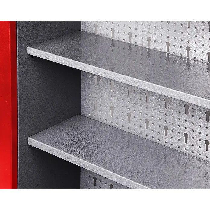 Ondis24 Werkbank-Set - L x B: 240 x 60 cm, Arbeitshöhe: 850 mm, Metall - Nahaufnahme zweier gehämmerter grauer Metallregale in einem rot-grauen Schrank, mit perforierter Lochwand.