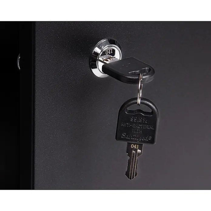 Ondis24 Werkbank Fritz - L x B: 120 x 60 cm, Arbeitshöhe: 850 mm, Belastbarkeit: 250 kg, Schwarz - Schwarzer Schlüssel mit „041“ und „antibakteriell“ in ein Chromschloss an einer schwarzen Platte, ein identischer Schlüssel hängt am Schlüsselring.