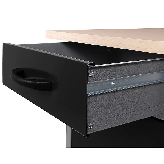 Ondis24 Werkbank-Set - L x B: 240 x 60 cm, Arbeitshöhe: 850 mm, Metall - Teilweise geöffnete schwarze Metallschublade mit schwarzem Griff, Metallschienen und heller Holzplatte. Die Schublade hat eine strukturierte Oberfläche.