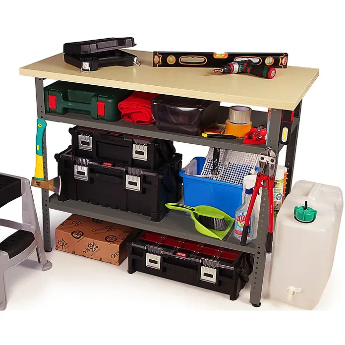 Ondis24 Werkbank-Set - L x B: 240 x 60 cm, Arbeitshöhe: 850 mm, Metall - Eine stabile Werkbank mit heller Holzplatte und grauem Metallgestell, organisiert mit verschiedenen Werkzeugen, Aufbewahrungsboxen und Zubehör auf mehreren Regalen.