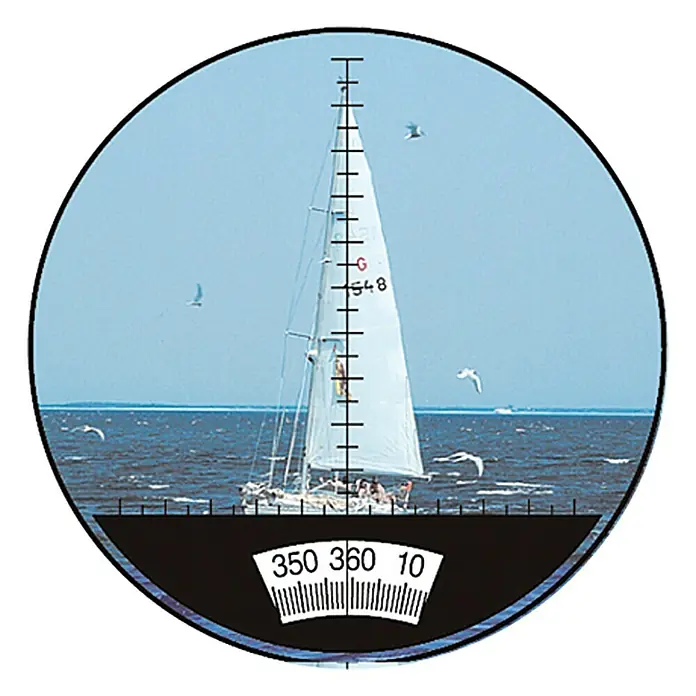 Talamex Fernglas - 7-fach, Durchmesser Objektiv: 50 mm, Mit Kompass - Nahaufnahme eines Spektivs, das ein Segelboot auf dem Wasser mit einem Kompass im Vordergrund zeigt.