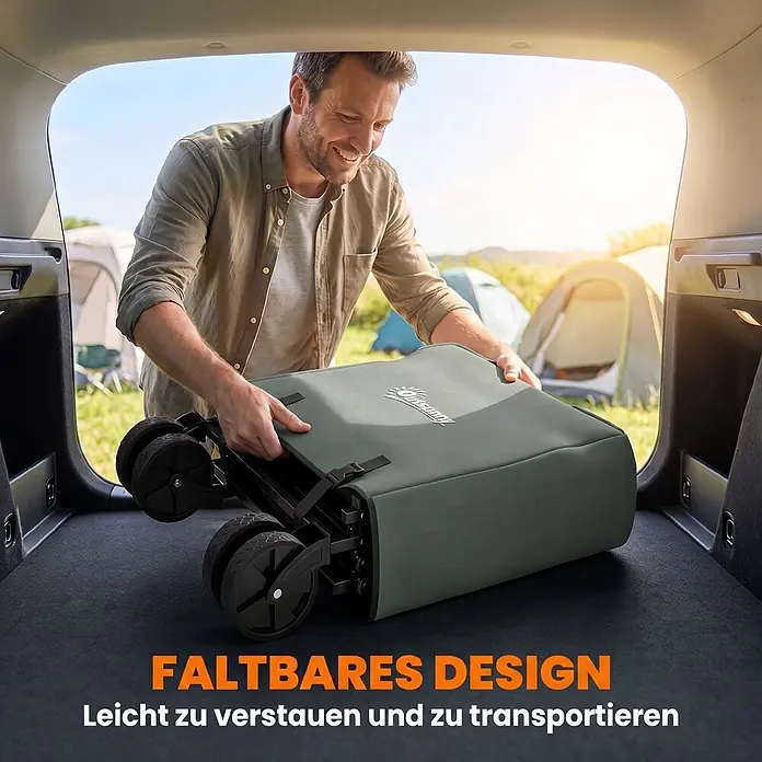 Outsunny Bollerwagen - Traglast: 90 kg, Stahl - Mann legt zusammengeklappten dunkelgrünen Transportwagen in den Kofferraum eines Autos, Campingplatz im Hintergrund.
