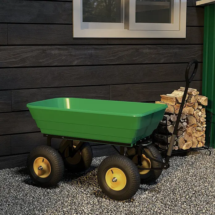 Outsunny Bollerwagen - Traglast: 200 kg, Stahl - Ein leuchtend grüner Kunststoff-Gartenwagen mit gelben Rädern steht draußen neben Brennholz.