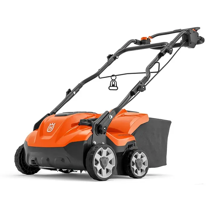 Husqvarna Elektro-Vertikutierer - 1,6 kW, Arbeitsbreite: 37,5 cm - Husqvarna oranger und schwarzer Elektro-Vertikutierer mit Fangsack, Rädern und ergonomischem Griff, zeigt Vertikutierkrallen.
