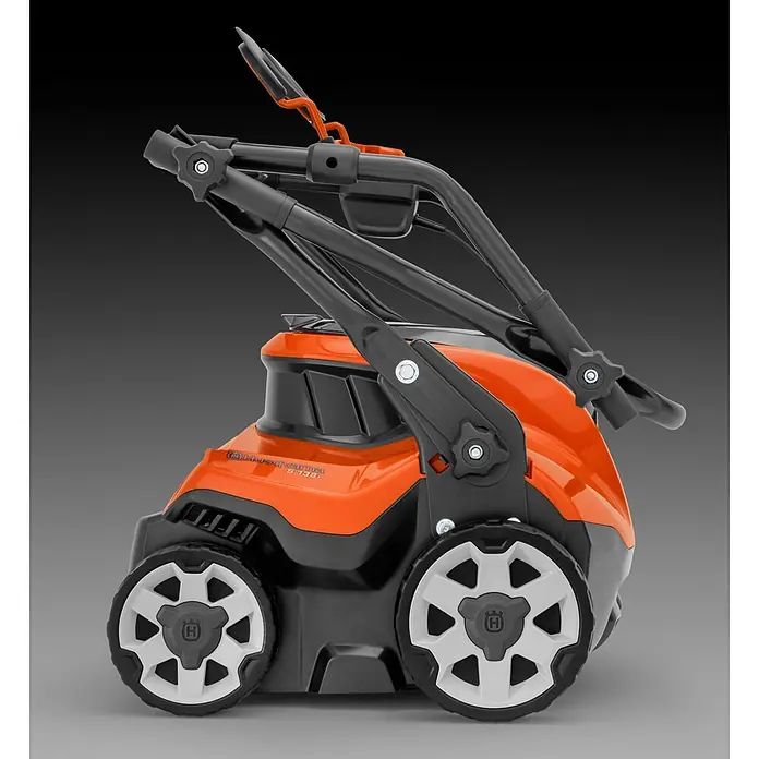 Husqvarna Elektro-Vertikutierer - 1,6 kW, Arbeitsbreite: 37,5 cm - Ein orange-schwarzer Husqvarna Rasenmäher mit eingeklapptem Griff und weißen Rädern.