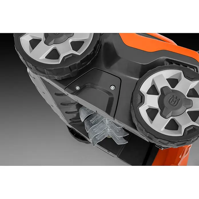 Husqvarna Elektro-Vertikutierer - 1,6 kW, Arbeitsbreite: 37,5 cm - Unterseite eines Husqvarna Mulchmähers mit dunkelgrauem Gehäuse, hellgrauen Rädern und silbernen Klingen.