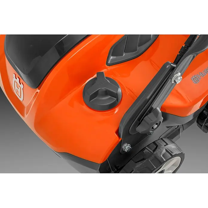 Husqvarna Akku-Vertikutierer - Anzahl Akkus: 1 Akku, 36 V, 4 Ah, Arbeitsbreite: 375 mm - Nahaufnahme eines orange-dunkelgrauen Husqvarna Rasenmähers, der einen Tank-/Öldeckel mit 'PUSH' und eine 'HIGH/LOW'-Einstellung anzeigt.