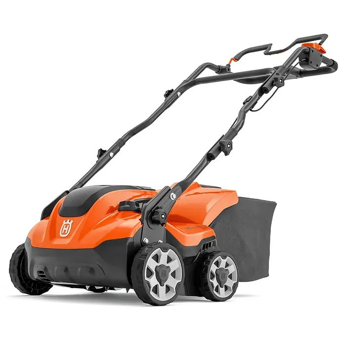 Husqvarna Akku-Vertikutierer - Anzahl Akkus: 1 Akku, 36 V, 4 Ah, Arbeitsbreite: 375 mm - Oranger und schwarzer Husqvarna Vertikutierer mit grauem Fangkorb und hellgrauen Rädern.