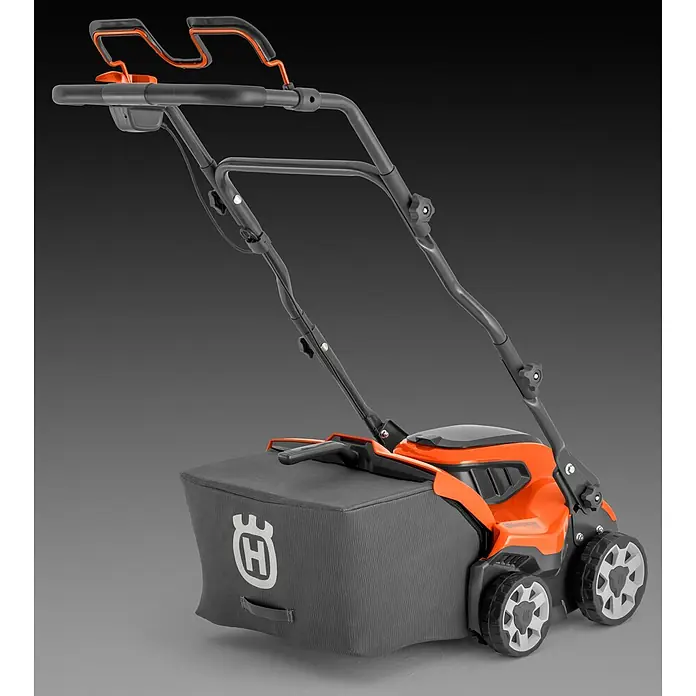 Husqvarna Akku-Vertikutierer - Anzahl Akkus: 1 Akku, 36 V, 4 Ah, Arbeitsbreite: 375 mm - Orange-grauer Husqvarna Elektro-Vertikutierer mit Fangsack und ergonomischem Griff.
