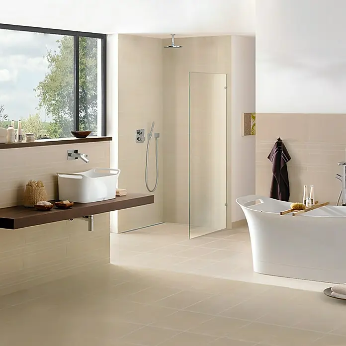 Futura by Palazzo Bodenfliese - 30 cm x 60 cm x 9,5 mm, Matt, Beige, Kalibriert - Helles Badezimmer mit Badewanne und Waschbecken. Das stilvolle Design umfasst eine freistehende Badewanne und ein modernes Waschbecken mit Ablage.