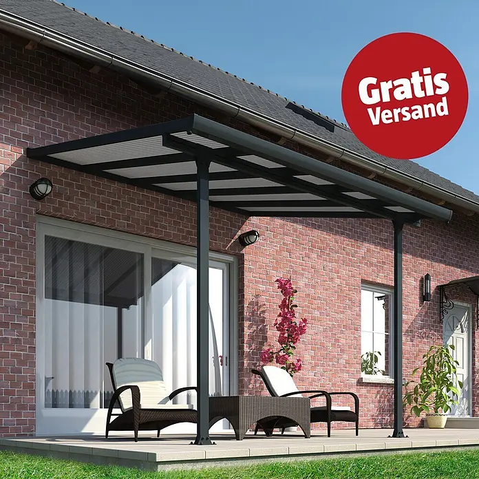 Terrassenüberdachung Tuscany LED - B x T: 307 x 300 cm, Anthrazitgrau, Polycarbonat, Transparent - Dunkelgraue Metall-Pergola an einem Backsteinhaus, die eine Terrasse mit Gartenmöbeln beschattet.