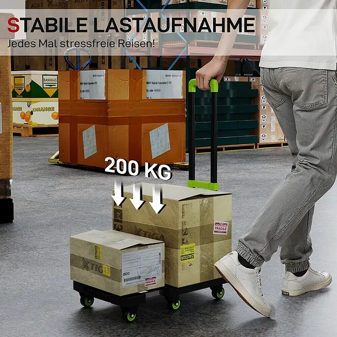 Homcom Transportroller klappbar - Traglast: 200 kg, Metall - Eine Person zieht verbundene schwarze Rollwagen mit grünen Rollen, beladen mit Kartons, in einem Lager. Sie zeigen eine hohe Tragfähigkeit von 200 kg.