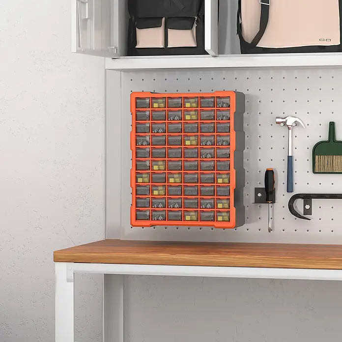 Homcom Organizer - Orange, Schwarz - Orange Kunststoff-Organizer-Box mit transparenten Fächern an einer Werkstatt-Lochwand über einer Holzwerkbank, gefüllt mit Kleinteilen.