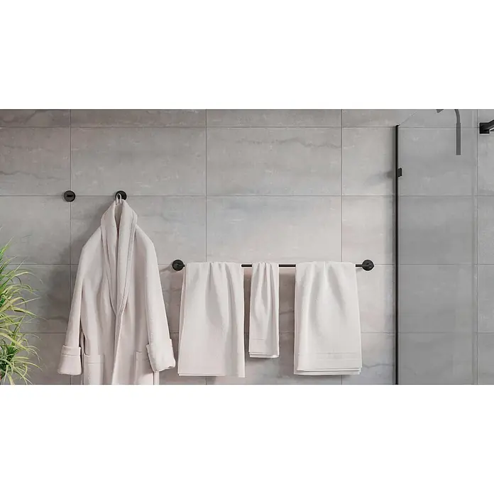 Camargue Paris Black Badetuchhalter - Breite: 104 cm, Schwarz - Ein beiger Bademantel und weiße Handtücher hängen in einem Bad, mit Pflanze und Dusche sichtbar.