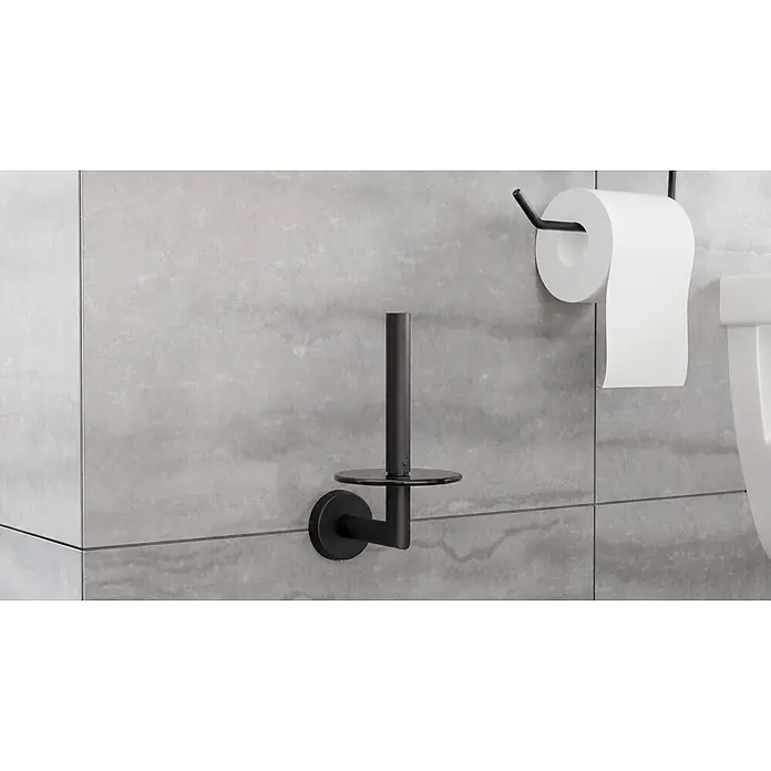 Camargue Paris Black Ersatzpapierrollenhalter - Schwarz - Matter schwarzer Toilettenpapierhalter mit Rolle und passender Ersatzrollenhalterung an einer gefliesten Badwand montiert.