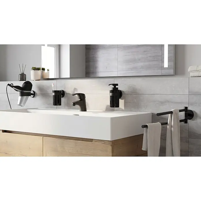 Camargue Paris Black Fönhalter - Schwarz, Matt - Modernes Badezimmer mit schwarzen wandmontierten Accessoires: Föhnhalter, Zahnbürstenhalter, Seifenspender und Handtuchhalter.