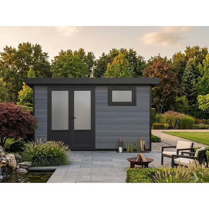 Fjordholz Gartenhaus Style DeLuxe 13,70 m² - Außenmaß inkl. Dachüberstand (B x T): 408 x 405 cm, Aluminium, Anthrazit/grau - Modernes, dunkelgraues Gartenhaus mit Flachdach und Glastüren, in eine Gartenterrasse mit Teich und Möbeln integriert.