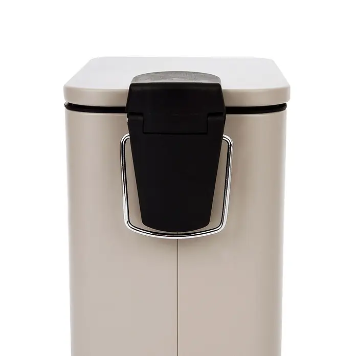 SVITA Treteimer ST5 - 5 l, Metall, Beige - Ein beigefarbener, rechteckiger Behälter mit schwarzem Deckel und Chromgriff.