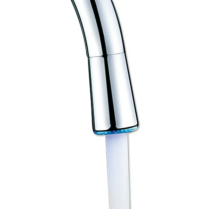 Camargue Merida Spültischarmatur - Chrom, Glänzend, Schwenkbar - Nahaufnahme eines verchromten Wasserhahns mit LED-Beleuchtung, aus dem Wasser fließt.