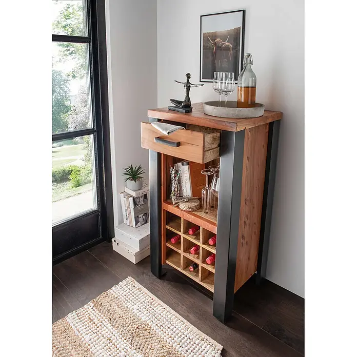Bene Living Flaschenregal Wein Kommode Venosa - Naturmaterialien, Anzahl Böden: 1 Stk. - Ein rustikaler Barschrank aus dunklem Holz und schwarzem Metall mit Schublade, offenen Regalen und Weinregal.