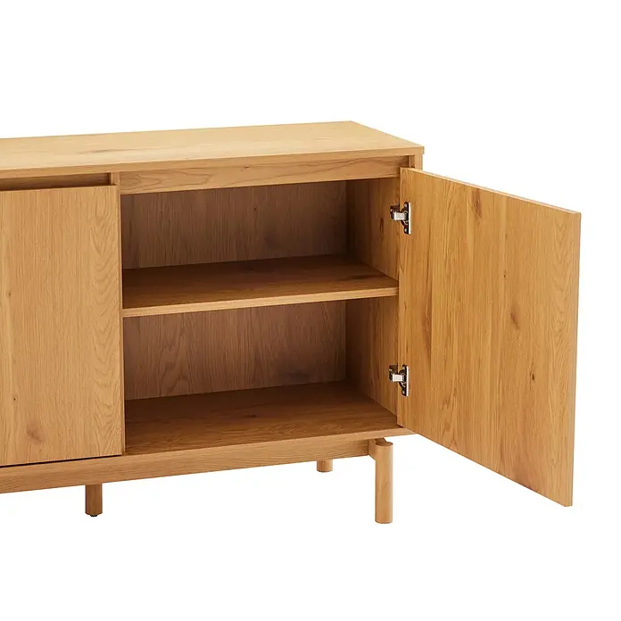 Happy Garden Kommode SARAH - Helles Holz - Helles Eichenholz-Sideboard mit offener Tür, die zwei Regalböden zeigt, auf runden Beinen.