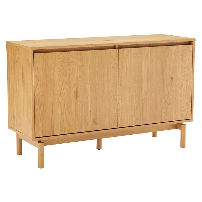 Happy Garden Kommode SARAH - Helles Holz - Heller Eichenholzschrank mit zwei Türen und Griffmulden, auf kurzen Beinen stehend.
