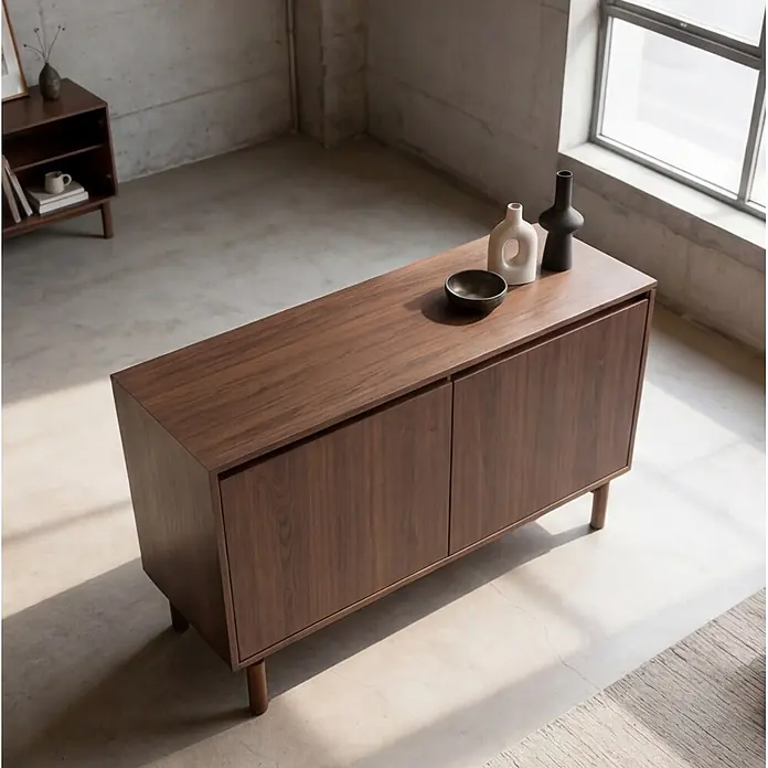 Happy Garden Kommode SARAH - Dunkles Holz - Dunkles Holz Sideboard mit zwei Türen auf Beinen, mit Vasen dekoriert, in modernem Interieur.