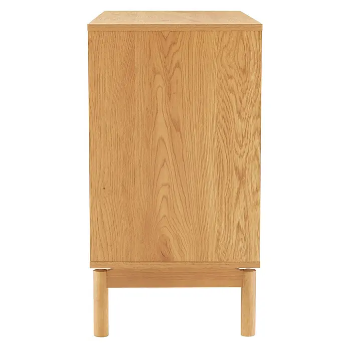 Happy Garden Kommode SARAH - Helles Holz - Hellbrauner Holzschrank mit sichtbarer Holzmaserung, auf vier kurzen, zylindrischen Holzbeinen stehend.