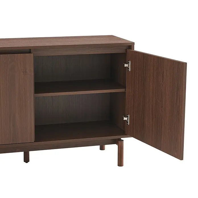 Happy Garden Kommode SARAH - Dunkles Holz - Dunkelbraunes Holzsideboard mit geöffneter Tür, zwei Innenfächern und kurzen Holzbeinen.