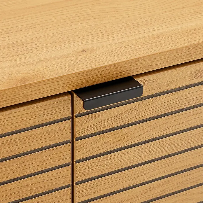 Happy Garden Kommode STINNA - Natürlich - Heller Holzschrank mit Lamellenfront und schwarzem eingelassenen Griff.