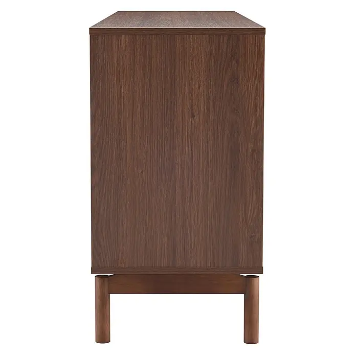 Happy Garden Kommode SARAH - Dunkles Holz - Dunkelbrauner Holzschrank mit sichtbarer Maserung, auf einem niedrigen Holzsockel mit runden Beinen.