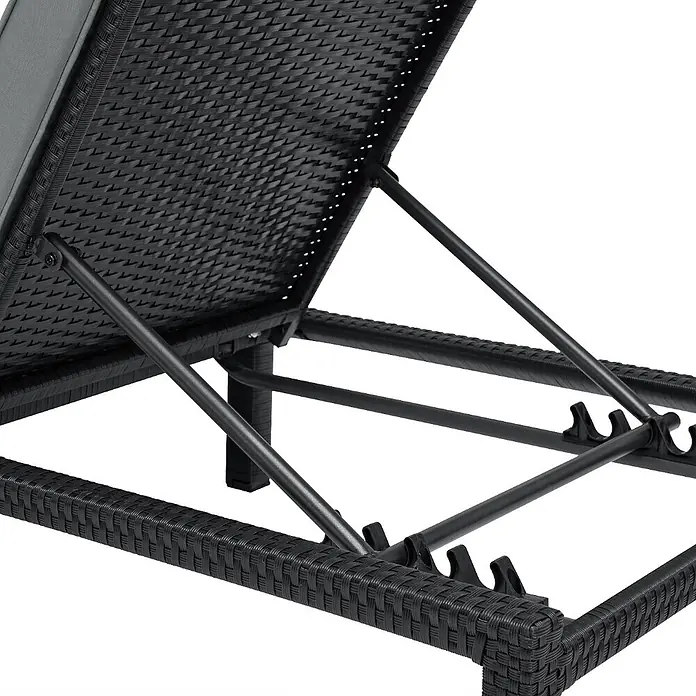 SVITA Gartenliegen-Set - B x T: 66 x 196 cm, Schwarz, Metall, Rückenlehne verstellbar - Verstellbarer Rückenlehnenmechanismus einer schwarzen Rattan-Sonnenliege mit grauem Kissen und dunklen Metallstützstangen.
