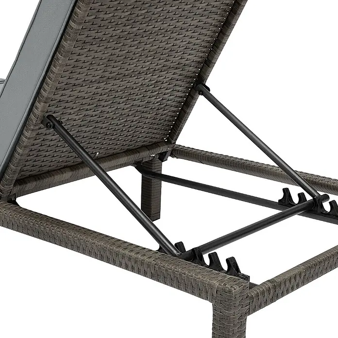 SVITA Gartenliegen-Set - B x T: 66 x 196 cm, Grau, Metall, Rückenlehne verstellbar - Unterseite einer verstellbaren braunen Rattan-Sonnenliege mit grauem Kissen und schwarzer Metallstütze.