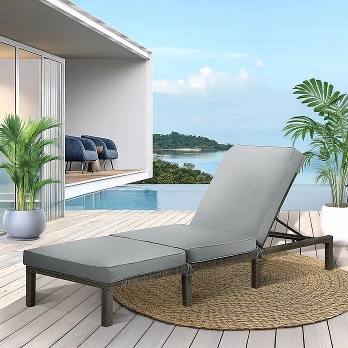 SVITA Gartenliegen-Set - B x T: 66 x 196 cm, Grau, Metall, Rückenlehne verstellbar - Graue Outdoor-Liege mit Kissen auf einer Holzterrasse mit Blick auf Pool und Meer zum Entspannen.