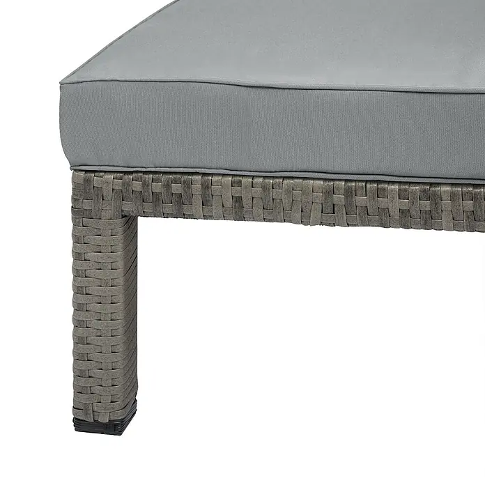 SVITA Gartenliegen-Set - B x T: 66 x 196 cm, Grau, Metall, Rückenlehne verstellbar - Ecke eines grauen Outdoor-Kissens auf einem grauen Rattan-Geflechtunterteil mit Bein.