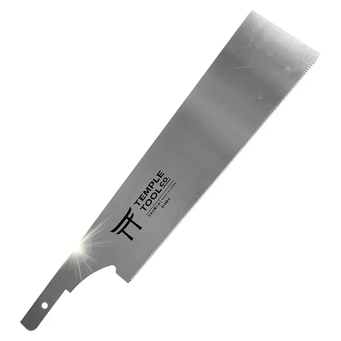 Temple Tool Sägeblatt Dozuki Cross Cut - Blattlänge: 240 mm - Eine silberne japanische Zugsägeblatt aus Metall mit feinen Zähnen und "Temple Tool Co." Branding.